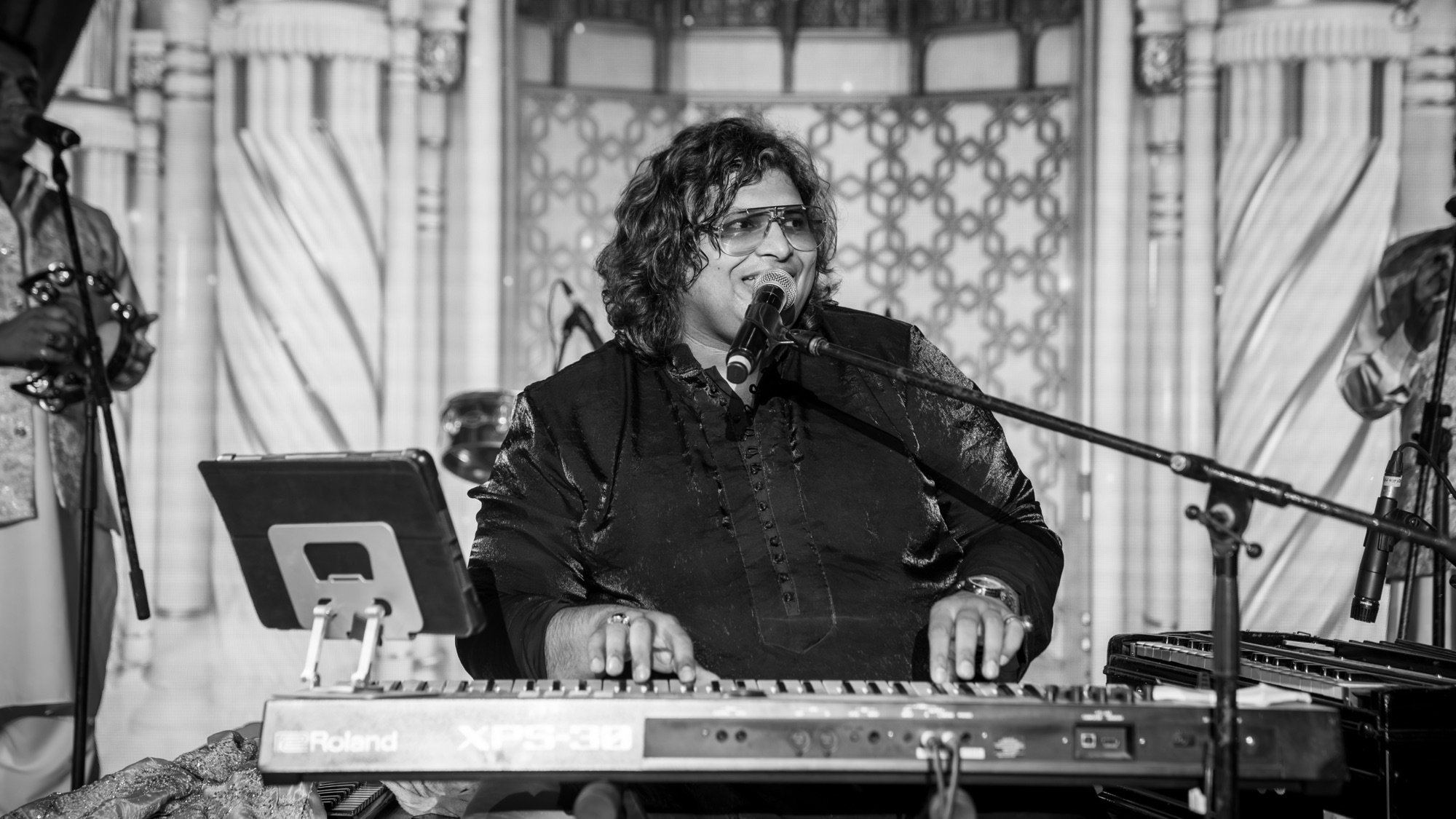 Naza Saab performing live